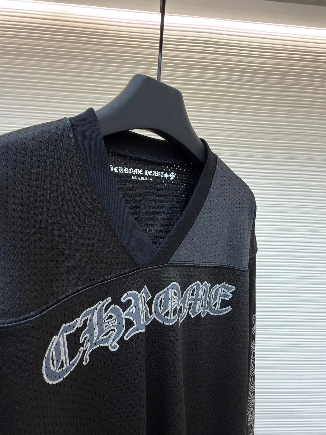 Chrome Hearts Ice Hockey Uniform Letter Printed Long Sleeve ●Original: Purchased and developed by 15539 ●Item No.: 1681770-A15 ●Fabric: High-density breathable mesh fabric ●Technology: Printing ●Color: Black ●Version: Fitted version ●Weight: about 565 grams ●Size: S-M-L ●Description: Made of high-density breathable mesh fabric, treated with soft washing technology, it is smooth to the touch and breathable, and will not feel stuffy after long-term wear. The side of the trousers is decorated with embossed pattern embroidery, which is made through multi-layer needlework technology. The texture is three-dimensional and exquisite, and it is not easy to fall off, highlighting the dark aesthetic style of the brand. The waist is equipped with a drawstring design, which is suitable for various waistlines and can be worn without restraint. The fit is a loose, straight cut, with natural hems to ensure a neat look and plenty of room for movement. The stitching of the whole trousers is neat and even, and there is no accumulation of burrs in the details. The size is measured manually (an error of 1-3CM is normal). The craftsmanship balances comfort attributes and trendy design. It is a street style item with both practicality and style. The overall wiring is straight and delicate, the fabric is comfortable and soft, and the color is consistent without color difference. It can be matched with the same style to create a fashionable look and control various occasions. Customized accessories, complete with three standards, same style for men and women!